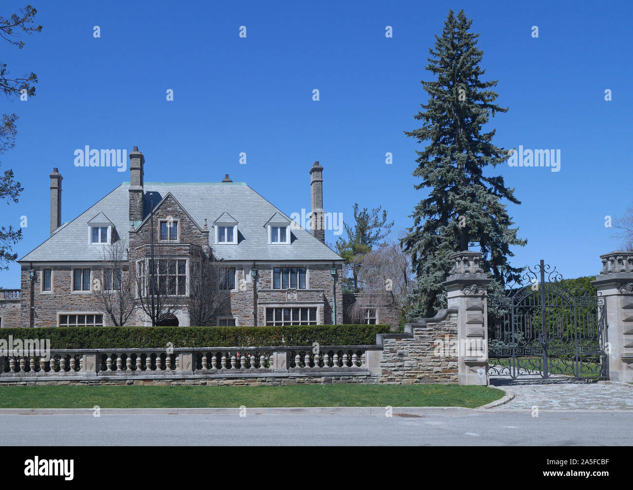 TORONTO - Oktober, 2019: Das gated stone Mansion ein Verkaufspreis festgelegt, wenn es von einem Milliardär erworben Stockfoto