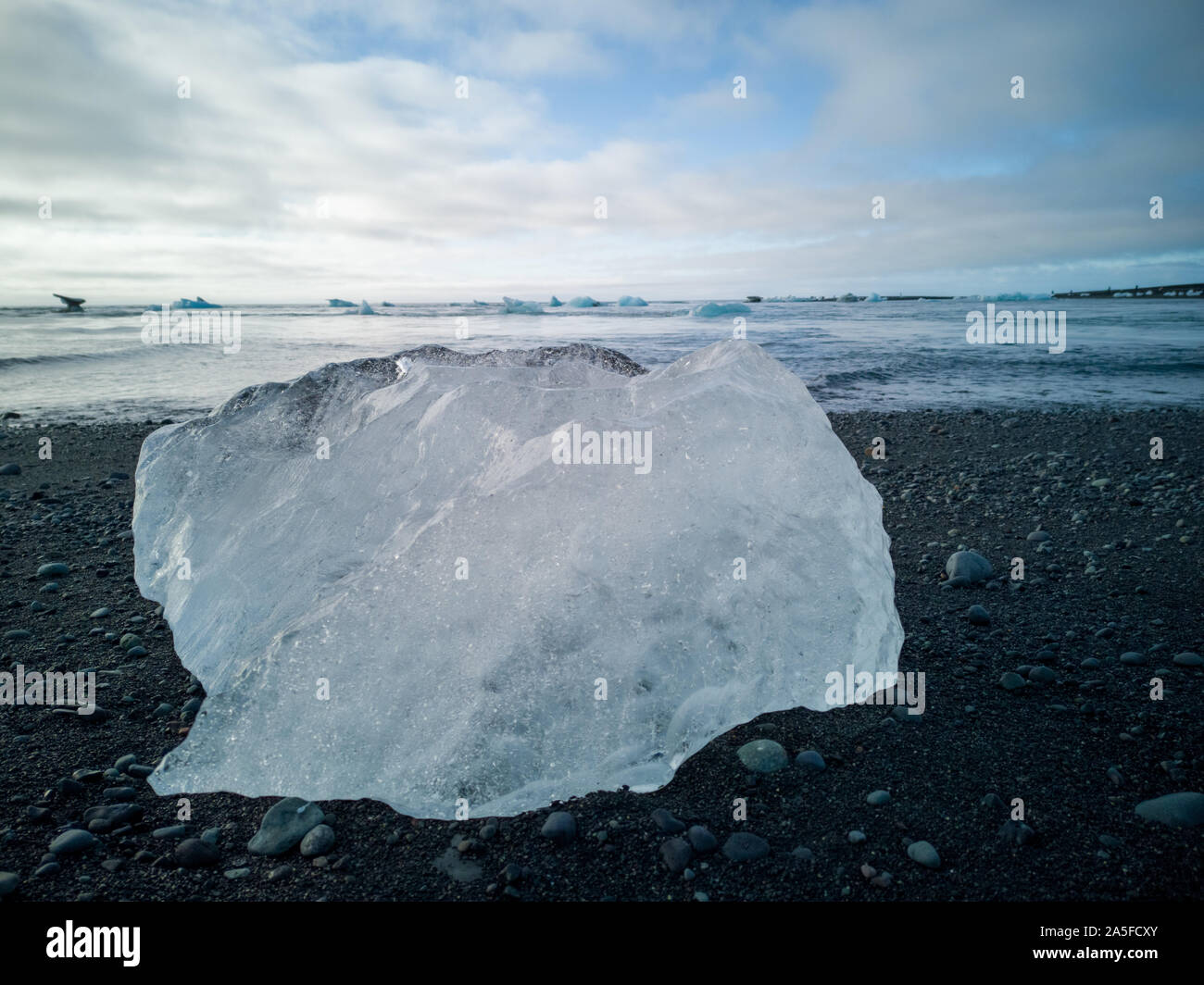 Eisbrocken am schwarzen Strand von Island Stockfoto