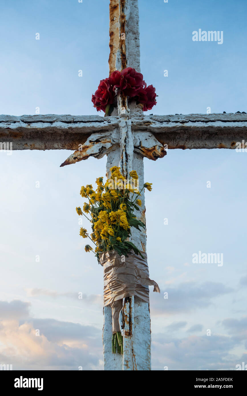 Blumen in Stahl Kreuz auf dem Gipfel aufgenommen. Stockfoto