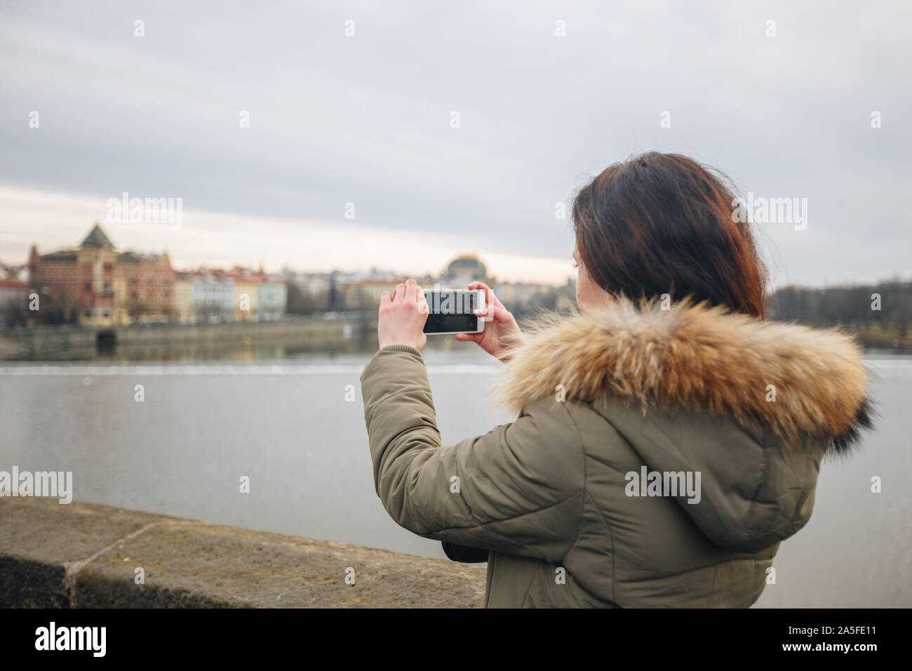 Die Frau ist, die Bilder auf der Karlsbrücke in Prag. Junge schöne Mädchen touristische steht auf der Karlsbrücke in Prag in der Tschechischen Republik Stockfoto