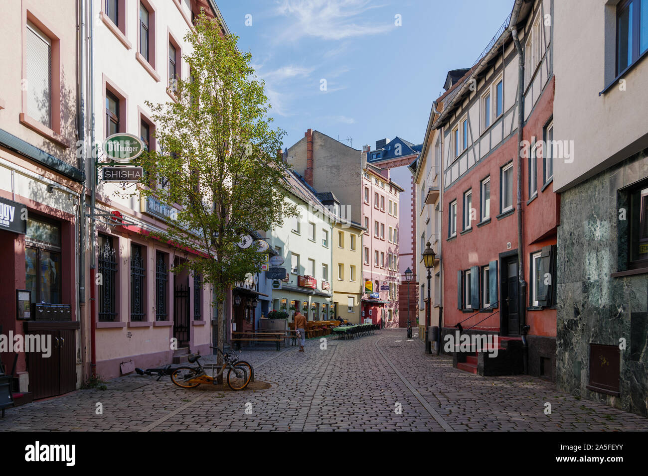 Außenbereich sonnige Aussicht auf Gasse in der Altstadt umgeben von Residenzen, Restaurant, Cafe und Bar in Alt-Sachsenhausen, historischen Viertel. Stockfoto