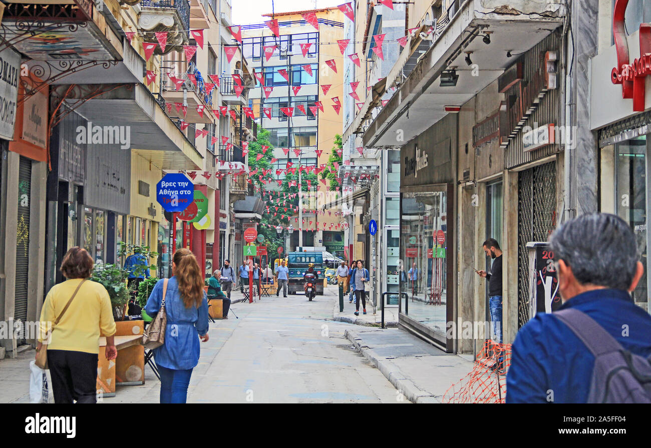 Touristen zu Fuß entlang einer Straße der Stadt Athen, Griechenland Stockfoto