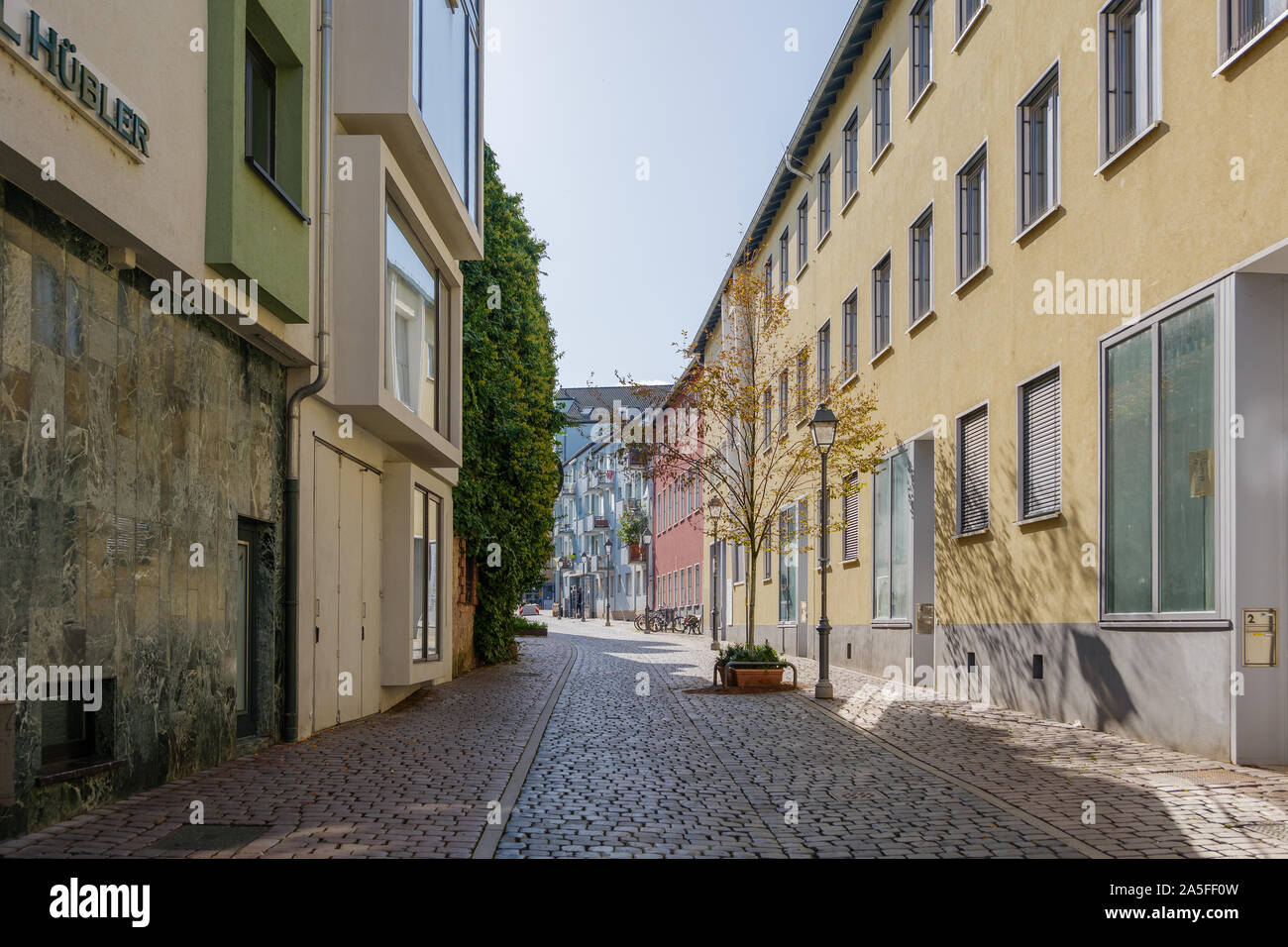 Außenbereich sonnige Aussicht auf Gasse in der Altstadt umgeben von Residenzen, Restaurant, Cafe und Bar in Alt-Sachsenhausen, historischen Viertel. Stockfoto