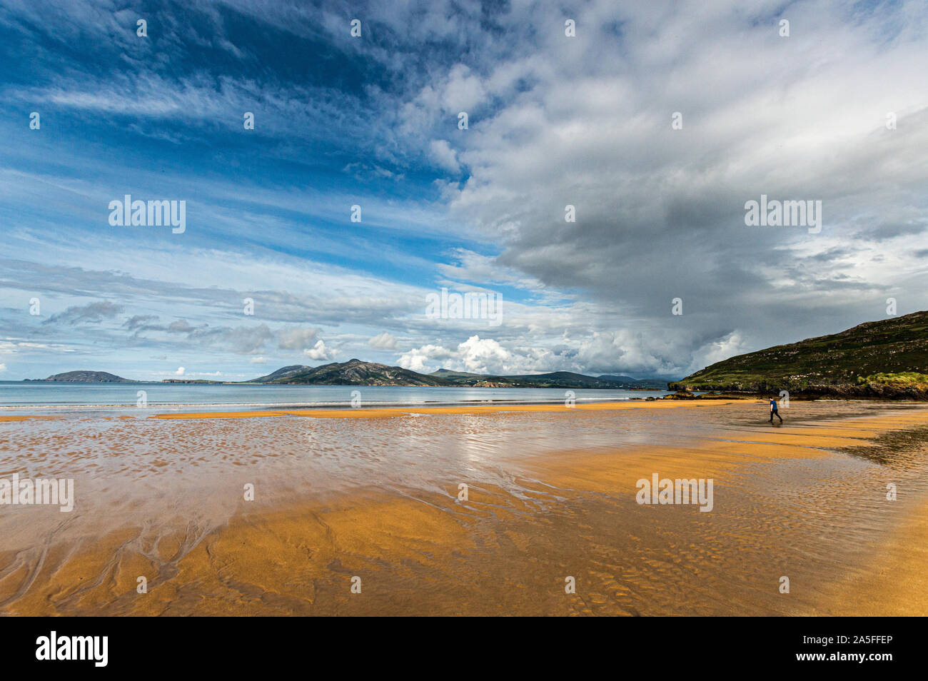 Ein einsamer Wanderer Fortschritte gezielt in Richtung Meer an der Donegal Ballymastocker Strang, Portsalon, Donegal, Irland Stockfoto
