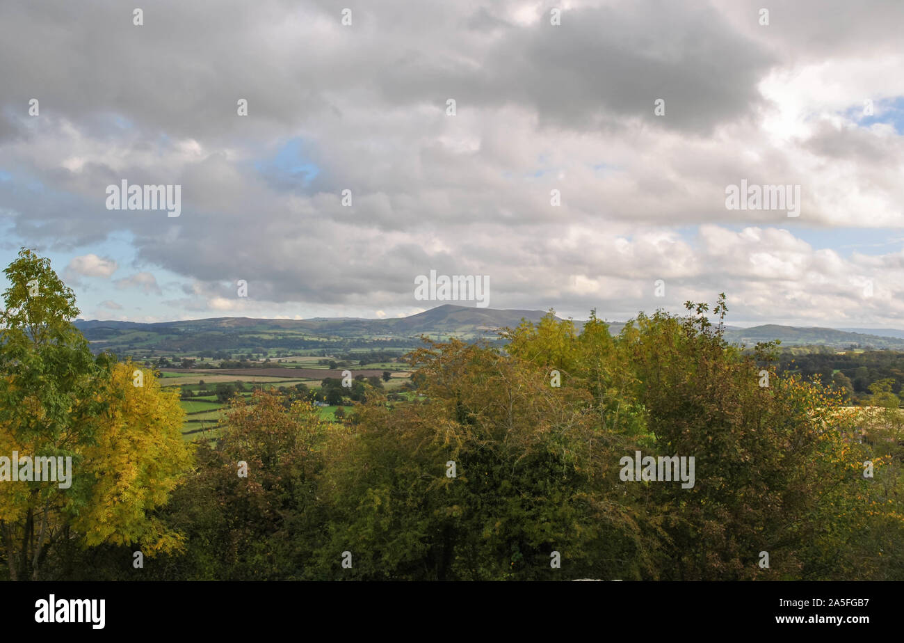 Eine Landschaft Foto der englischen Landschaft mit dramatischen Himmel und die herbstlichen Bäume und Hügel im Hintergrund Stockfoto