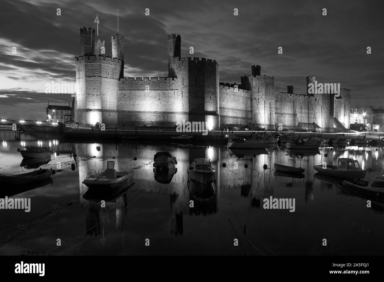 Caernarfon Castle beleuchtet bei Nacht, North Wales, UK Stockfoto