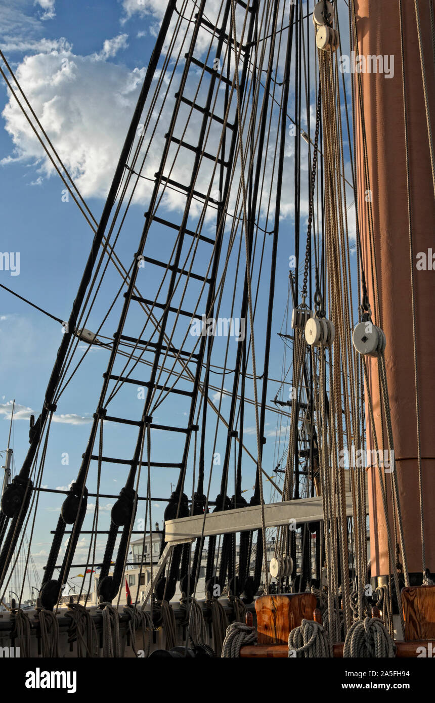 Rigging detail von haunted Tall Ship Segelboot Ghost ship Stern von Indien, die älteste erhaltene uns Segelschiff, Embarcadero, San Diego, Kalifornien. Stockfoto