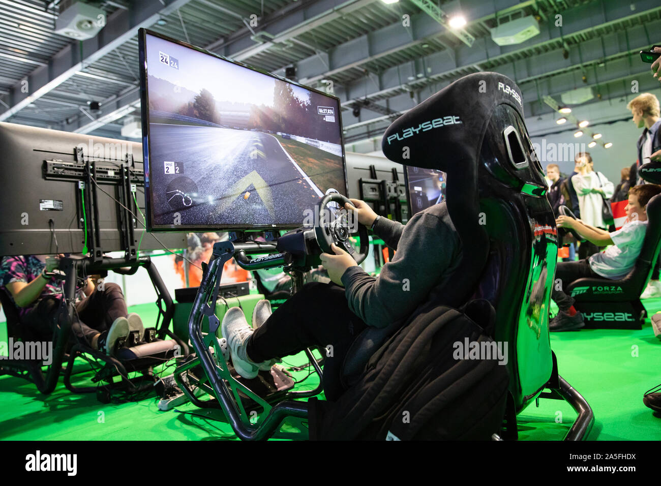 POZNAN, Polen, 18. Oktober 2019: Leute spielen die Racing Simulator an der PGA 2019. PGA2019 ist ein Computer Spiele und Unterhaltung Veranstaltung Orgel Stockfoto