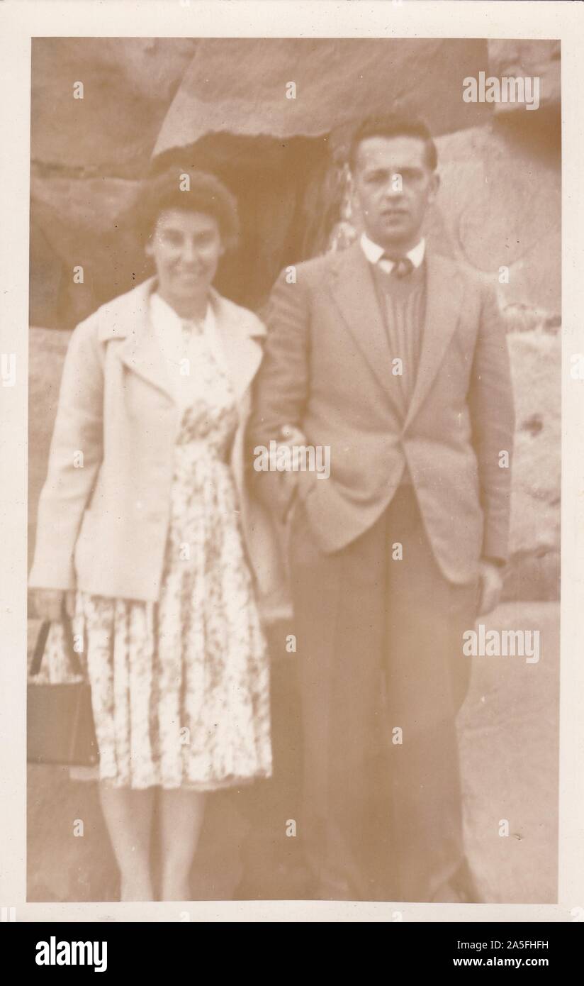 Schwarz-weiß Foto von einem Mann und einer Frau der 1950er Jahre. Stockfoto