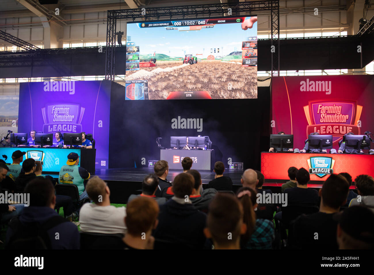 POZNAN, Polen - Oktober, 19 2019: Leute beobachten Farming simulator Turnier bei PGA 2019. PGA2019 ist ein Computer Spiele und Unterhaltung event orga Stockfoto POZNAN, Polen - Oktober, 19 2019: Leute beobachten Farming simulator Turnier bei PGA 2019. PGA2019 ist ein Computer Spiele und Unterhaltung event orga Stockfoto