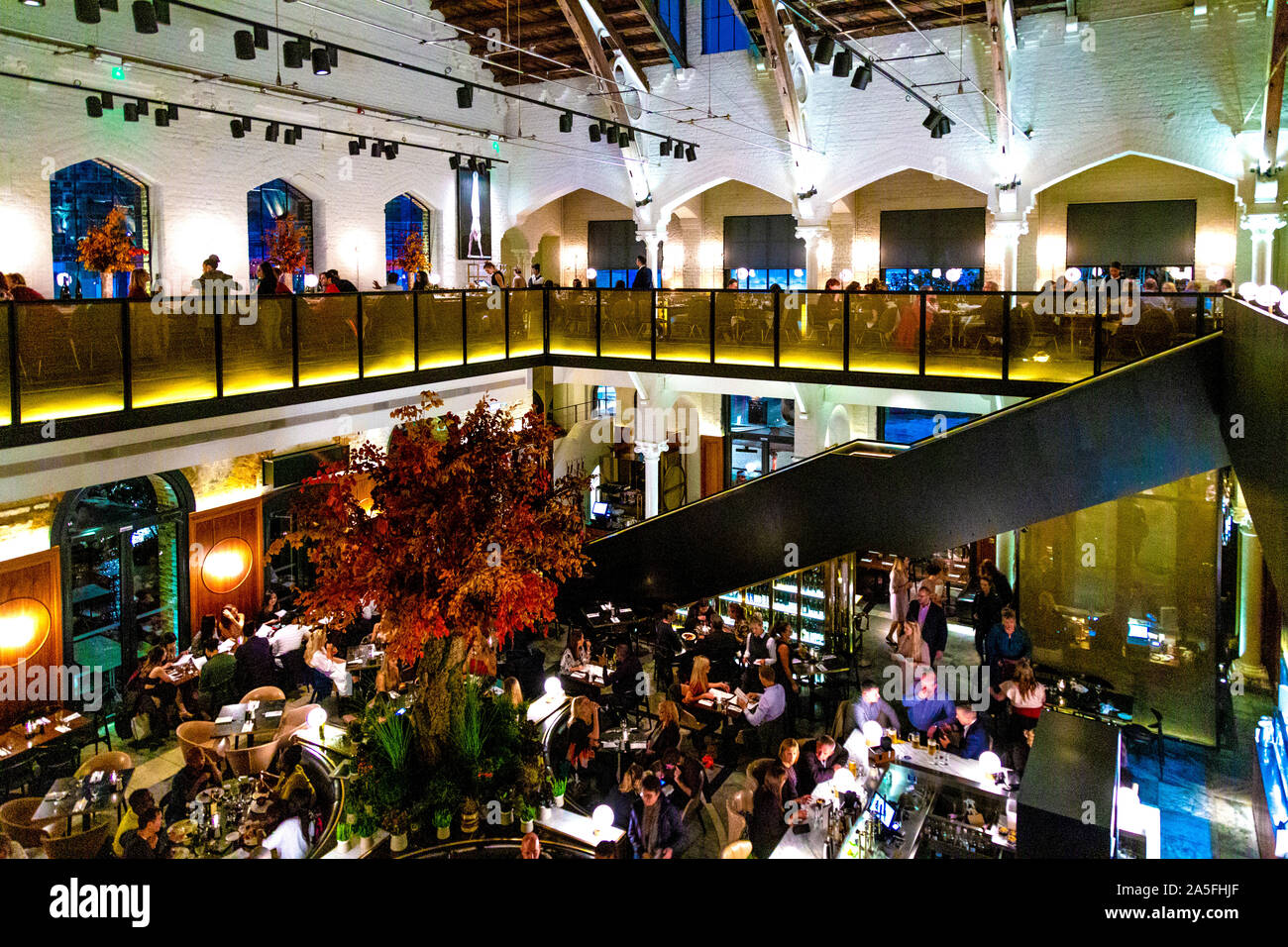 Innenraum der Deutschen Gymnasium, Menschen mit Abendessen, Kings Cross, London, UK Stockfoto