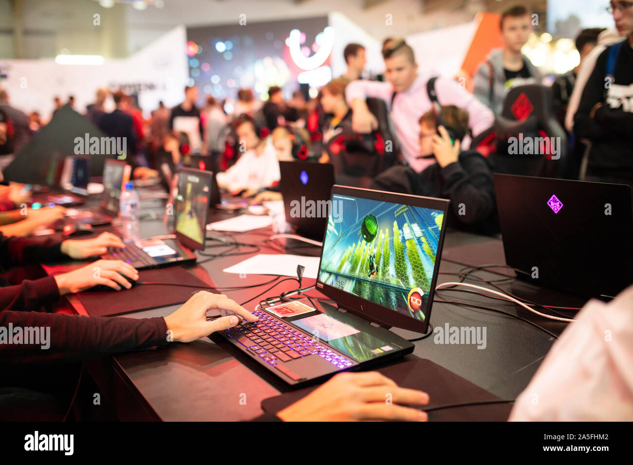 POZNAN, Polen - Oktober, 19 2019: Leute spielen auf Notebooks für Spieler der PGA 2019. PGA2019 ist ein Computer Spiele und Unterhaltung Veranstaltung org Stockfoto POZNAN, Polen - Oktober, 19 2019: Leute spielen auf Notebooks für Spieler der PGA 2019. PGA2019 ist ein Computer Spiele und Unterhaltung Veranstaltung org Stockfoto