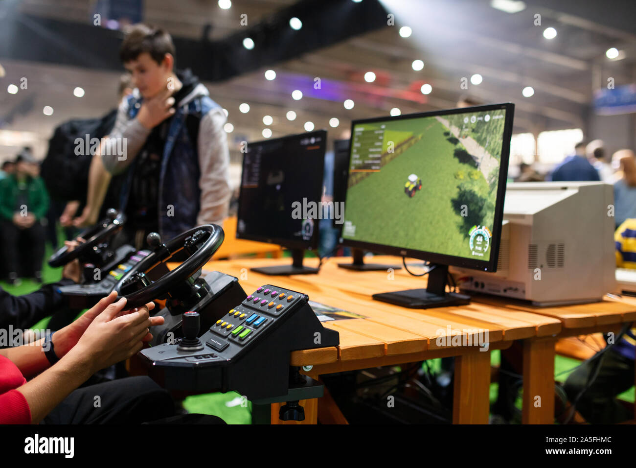 POZNAN, Polen - Oktober, 19 2019: Controller für Traktor Fahrsimulator, PGA 2019. PGA2019 ist ein Computer Spiele und Unterhaltung Veranstaltung Stockfoto POZNAN, Polen - Oktober, 19 2019: Controller für Traktor Fahrsimulator, PGA 2019. PGA2019 ist ein Computer Spiele und Unterhaltung Veranstaltung Stockfoto