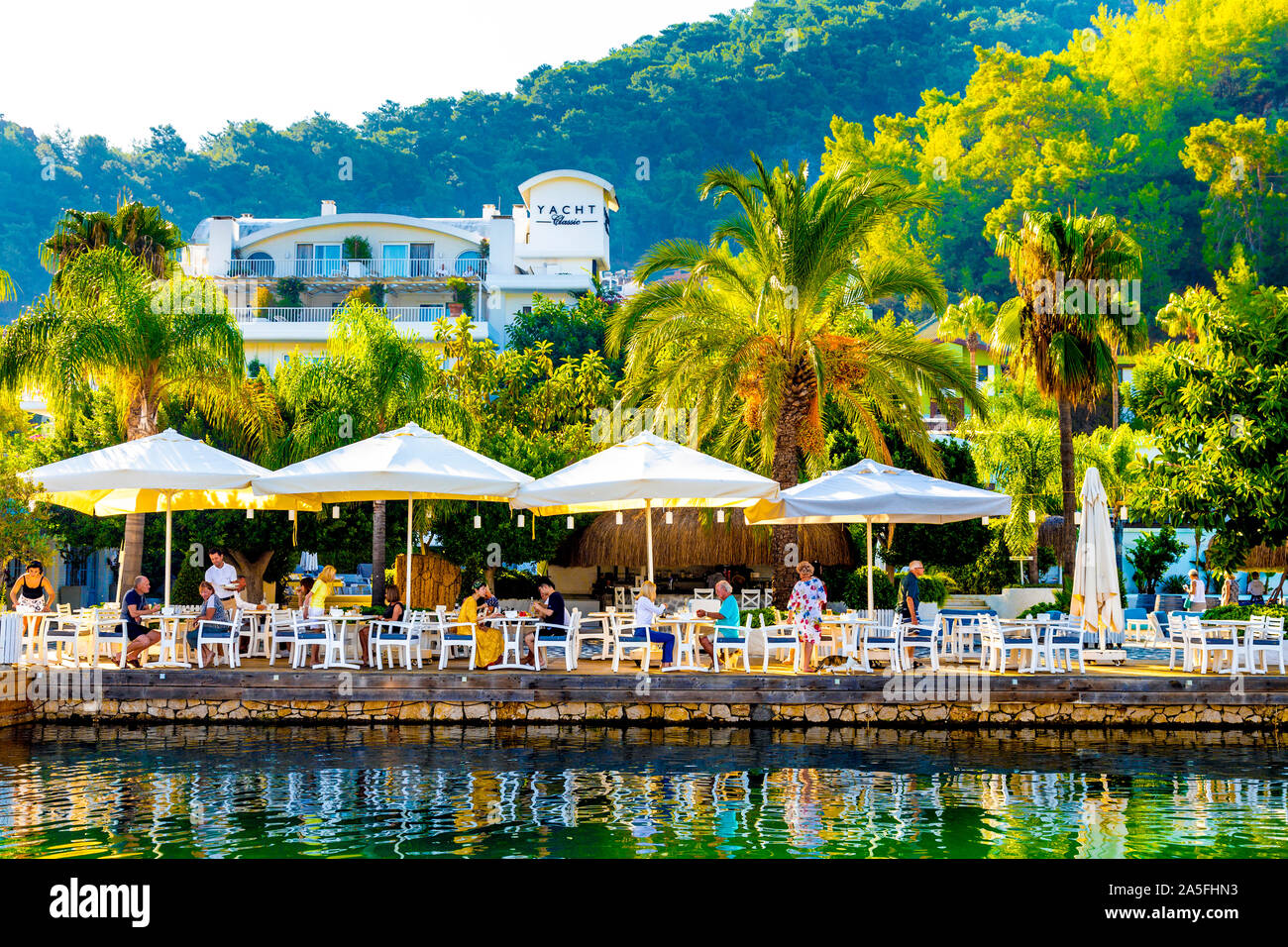 Die Leute, die das Frühstück im Freien bei Mori Restaurant, Yacht Classic Hotel, Ece Marina Fethiye, Türkische Riviera, Türkei Stockfoto