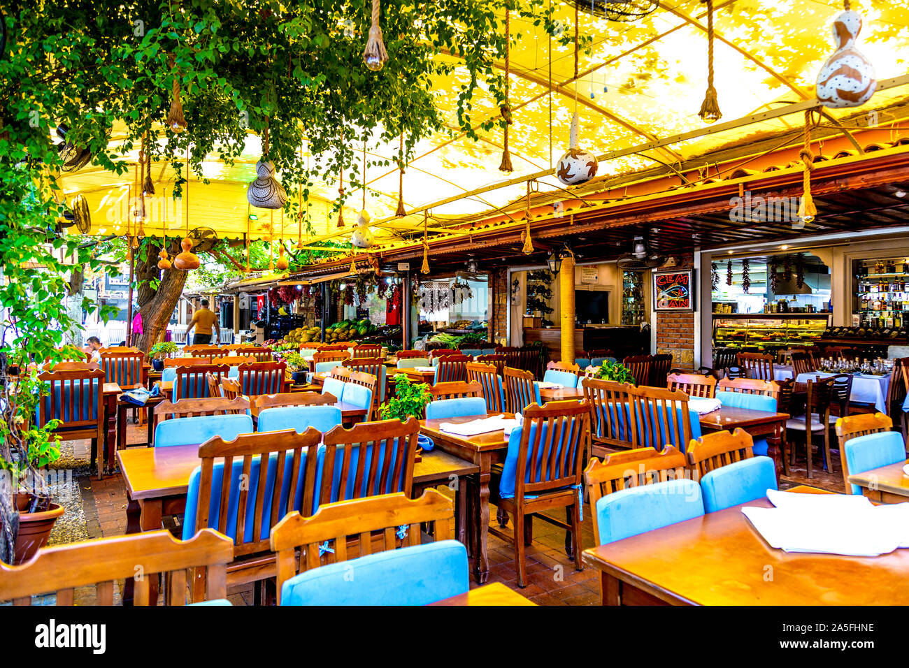 Plätze in den Restaurants rund um den Fischmarkt in Fethiye, Türkische Riviera, Türkei Stockfoto
