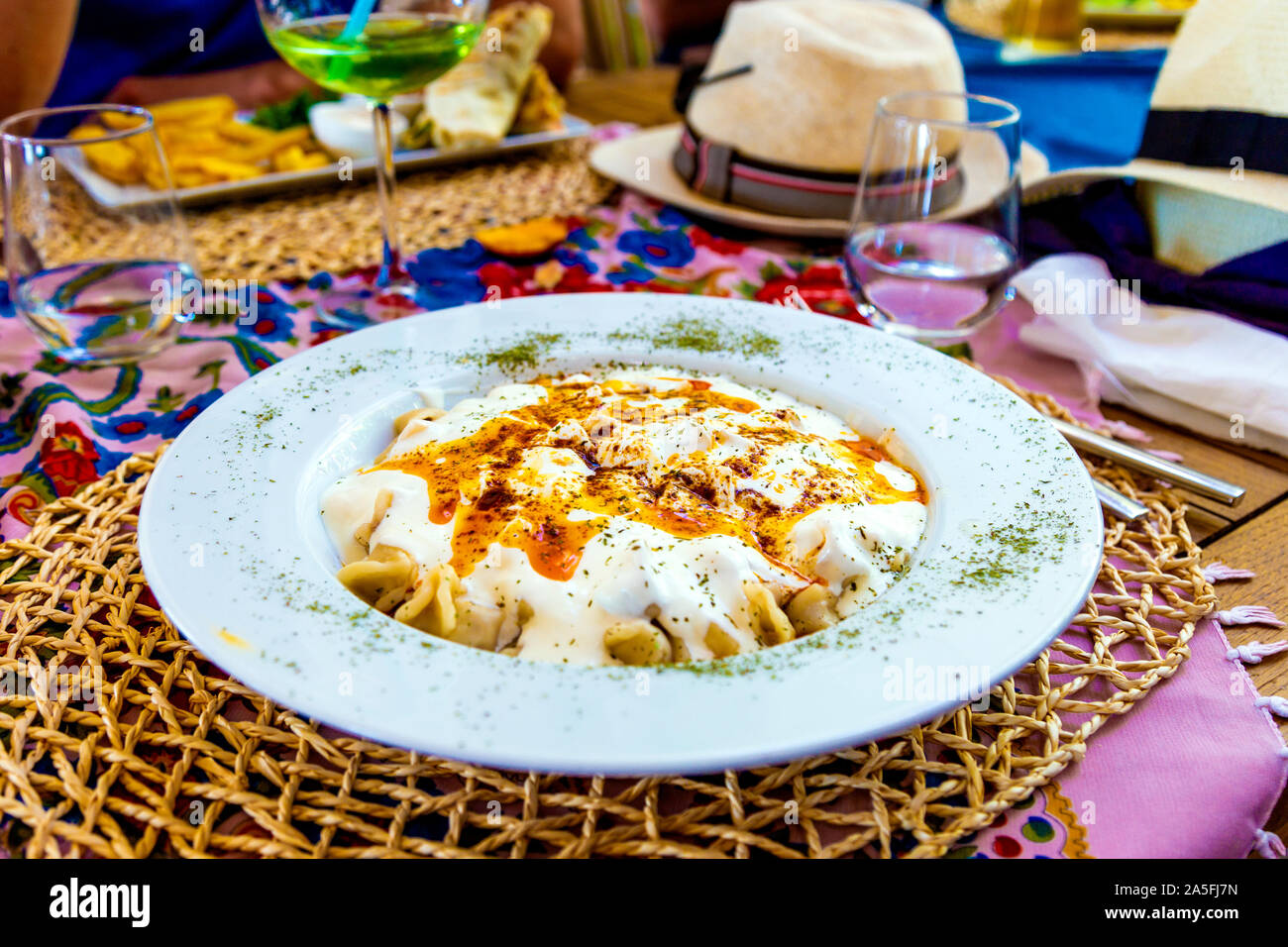 Traditionelle manti (Türkische Ravioli) mit Knoblauch Joghurt Sauce und zerlassener Butter am Oyster Restaurant in Belek, Türkische Riviera, Türkei Stockfoto