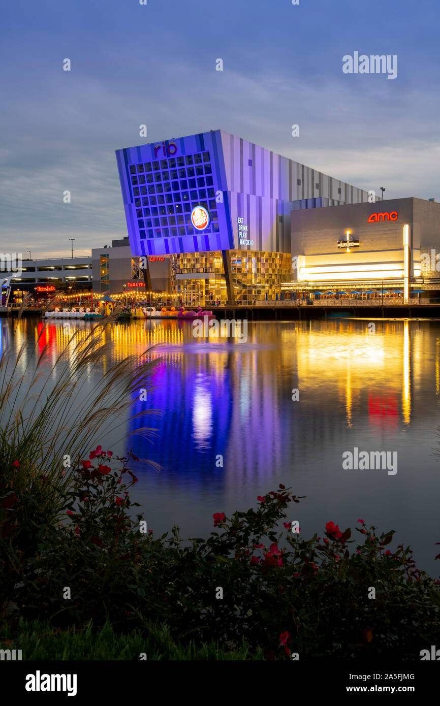 USA Maryland MD Montgomery County Gaithersburg Washingtonian Center in Rio mit Geschäfte, Restaurants filme Unterhaltung durch einen See Stockfoto