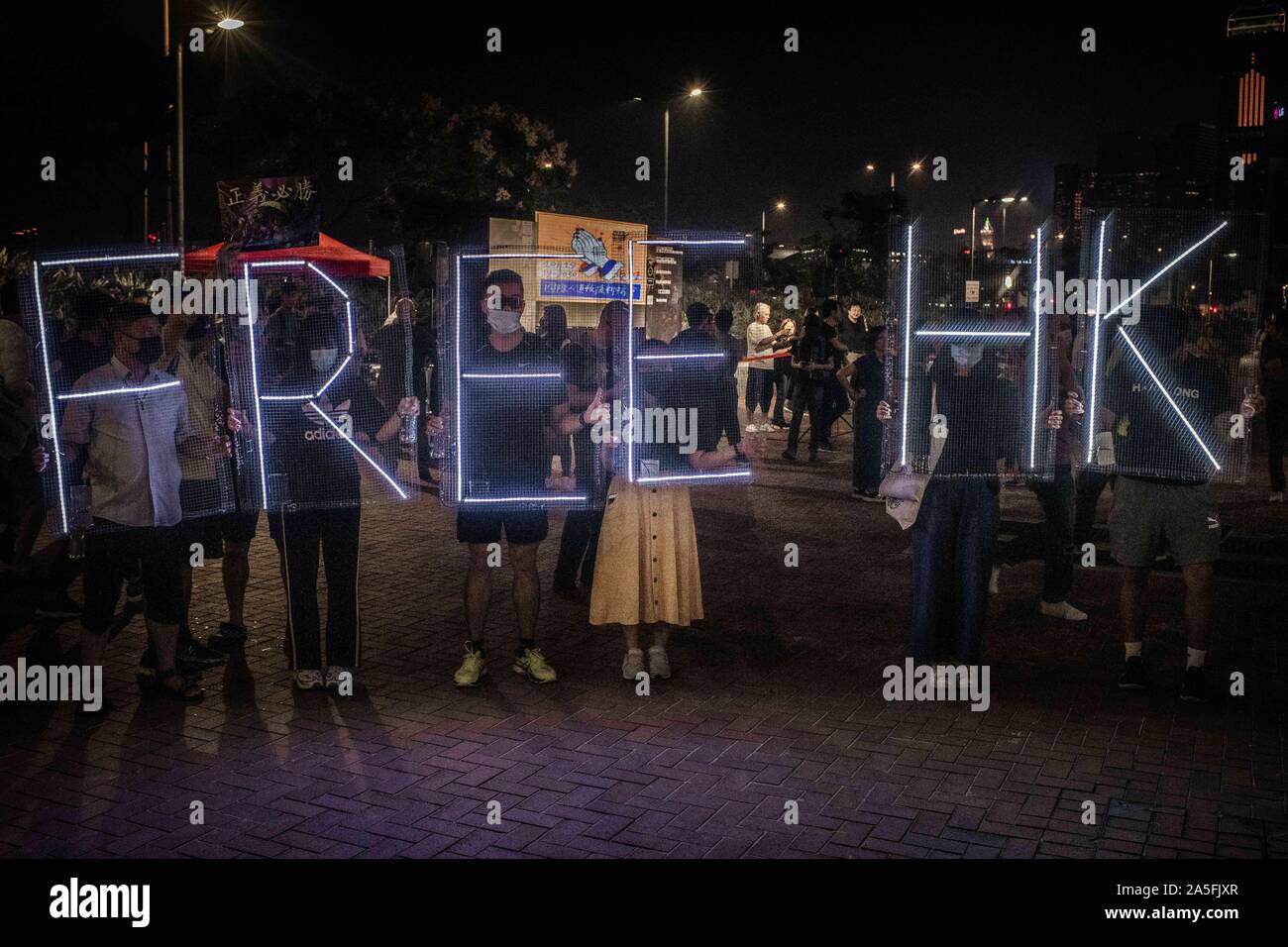 Neonlicht sagen, HK, während der Demonstration. Die Menschen in Hongkong Aufruf zur Internationalen SOS und die Menschheit Hilfe in Edinburgh Hotel, zentral in einer Demonstration gegen die Anti-mask Recht. Hong Kong's Chief Executive Carrie Lam aufgerufen, die Verwendung der Notfall Verordnungen Verordnung (ERO), mit denen die Regierung den Einsatz von Masken in öffentlichen Versammlungen zu verbieten. Stockfoto