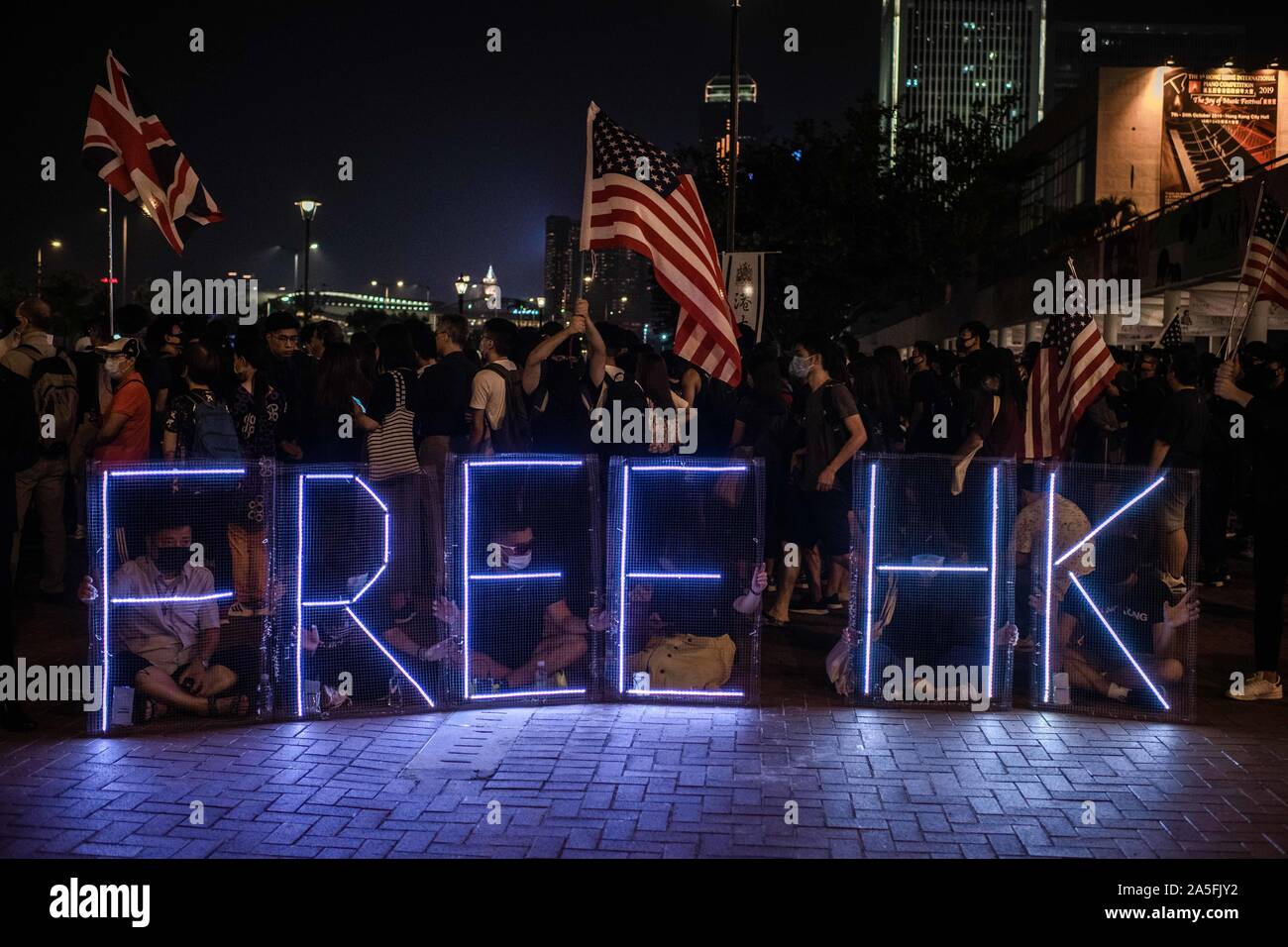 Neonlicht sagen, HK, während der Demonstration. Die Menschen in Hongkong Aufruf zur Internationalen SOS und die Menschheit Hilfe in Edinburgh Hotel, zentral in einer Demonstration gegen die Anti-mask Recht. Hong Kong's Chief Executive Carrie Lam aufgerufen, die Verwendung der Notfall Verordnungen Verordnung (ERO), mit denen die Regierung den Einsatz von Masken in öffentlichen Versammlungen zu verbieten. Stockfoto