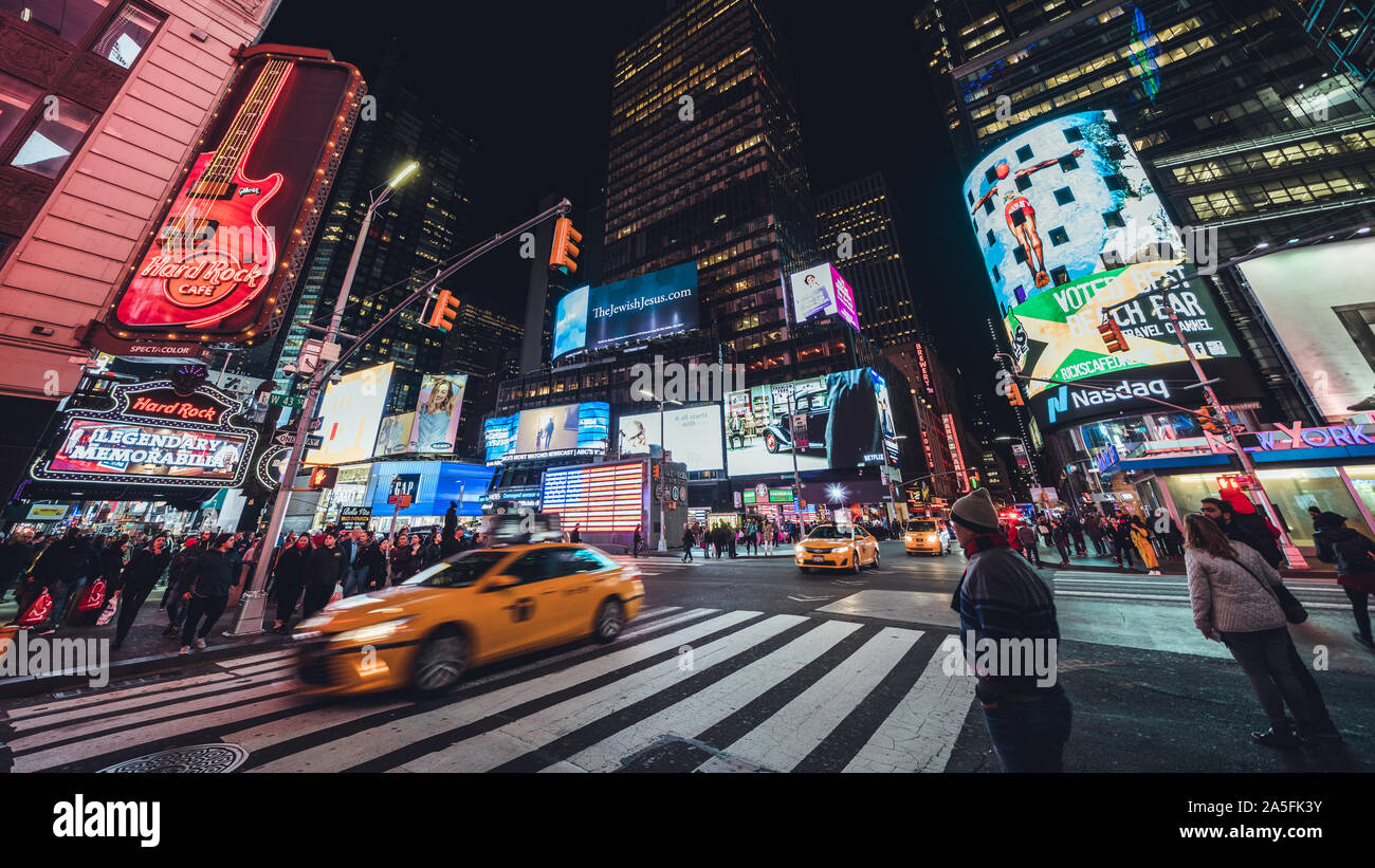 New York City, Vereinigte Staaten - Apr 4, 2019: Voll, Leute, Auto Verkehr Transport, Plakate und Werbung Schilder in der Nacht im Times Square Stockfoto