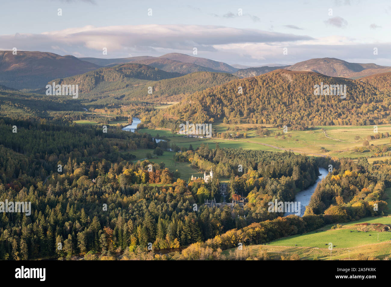 Ein Blick auf die Royal Deeside in den schottischen Highlands mit Balmoral Castle und den Fluss Dee an einem sonnigen Morgen im Herbst Stockfoto