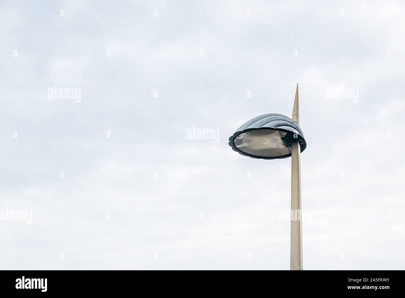 Party Lichter auf einen Standplatz gegen einen leeren Himmel mit viel leerer Raum und negativen Raum Stockfoto