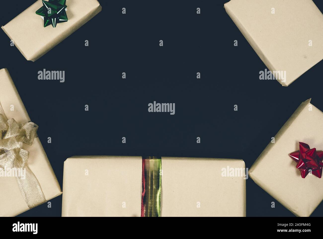 Oben Aufnahme von Geschenken auf einer schwarzen Oberfläche ideal für Schreiben eines Textes oder Hintergrunds Stockfoto