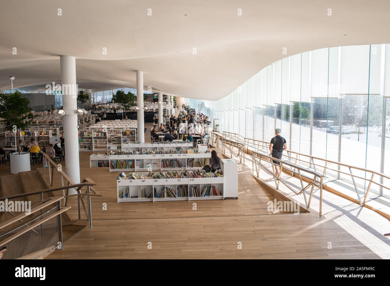 Helsinki, Finnland - 09 Juni 2019: Der Helsinki neue öffentliche Zentralbibliothek Oodi mit einem breiten Angebot an Dienstleistungen und Einrichtungen Stockfoto