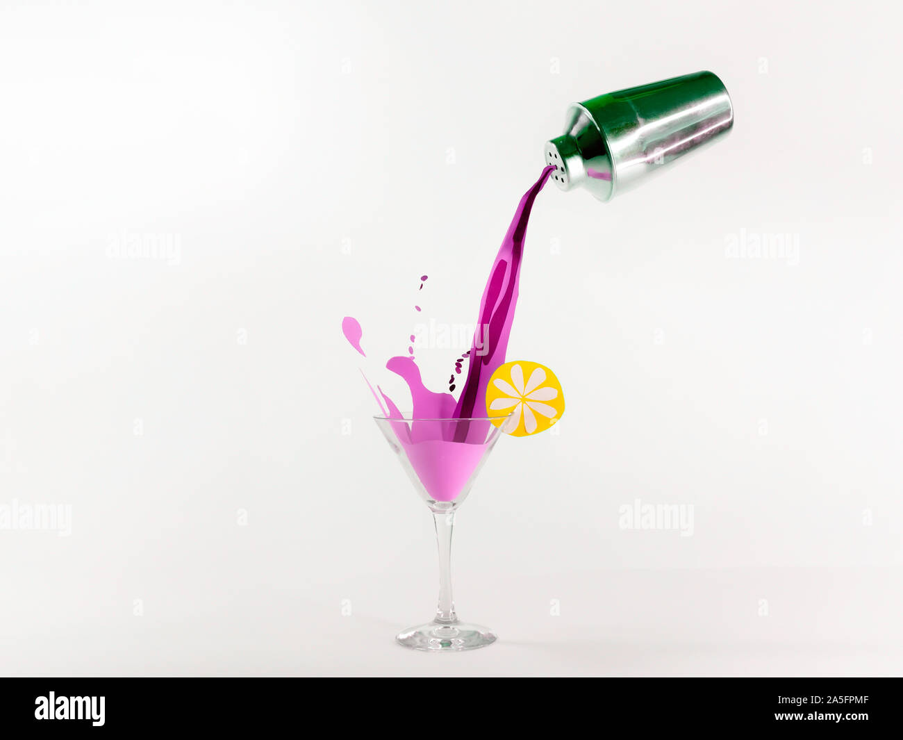Konzeptionelle Cocktail in einem Cocktail Glas gegossen Stockfoto