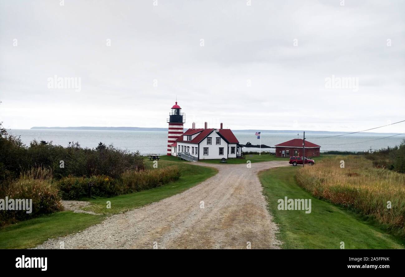 Dieses Bild des West Quoddy Head Lighthouse in Lubec, Maine, Termine bis Oktober 2019. 1808, West Quoddy Head Light wurde der östlichste Leuchtturm in den Vereinigten Staaten. Im Jahre 1858, die roten und weißen Turm ersetzt das Original. Von der US Coast Guard gehalten, sein Licht leuchtet immer noch durch seine ursprüngliche dritter Ordnung Fresnel Linse. Das Licht wurde 1988 automatisiert. Stockfoto