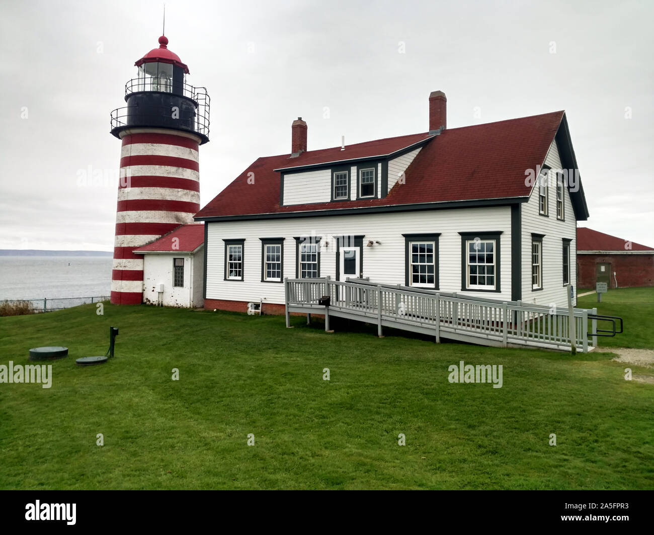 Dieses Bild des West Quoddy Head Lighthouse in Lubec, Maine, Termine bis Oktober 2019. 1808, West Quoddy Head Light wurde der östlichste Leuchtturm in den Vereinigten Staaten. Im Jahre 1858, die roten und weißen Turm ersetzt das Original. Von der US Coast Guard gehalten, sein Licht leuchtet immer noch durch seine ursprüngliche dritter Ordnung Fresnel Linse. Das Licht wurde 1988 automatisiert. Stockfoto