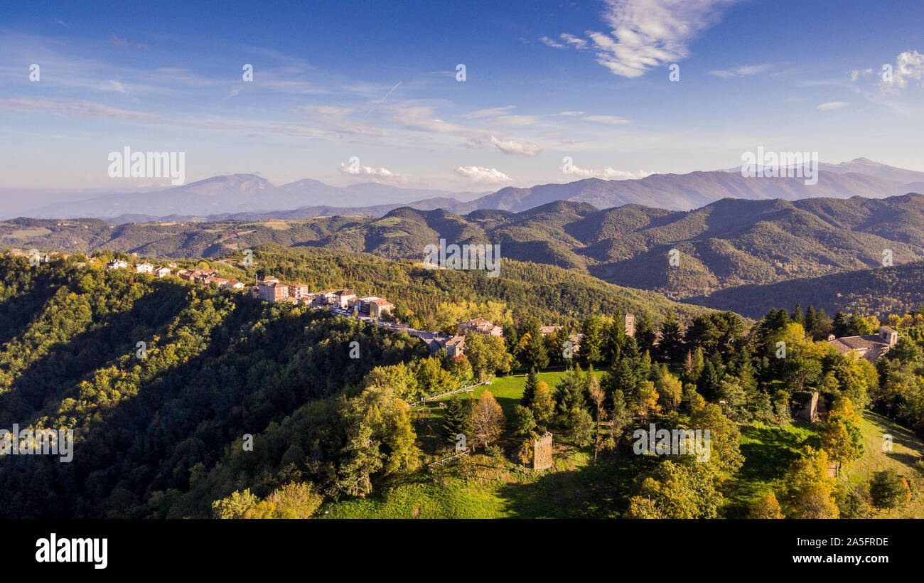 Montemonaco und Sibillini Berge von oben Stockfoto