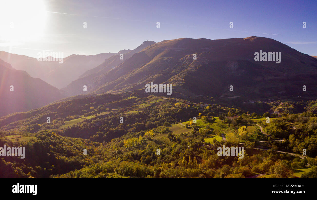 Montemonaco und Sibillini Berge von oben Stockfoto