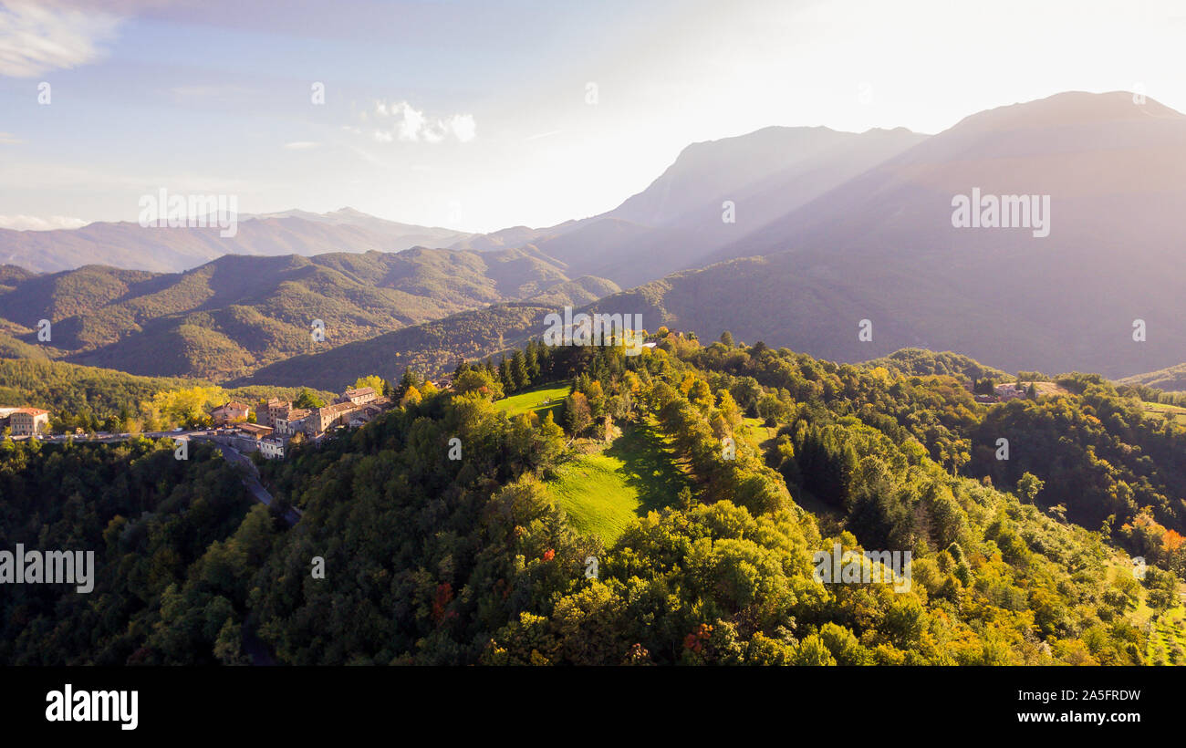 Montemonaco und Sibillini Berge von oben Stockfoto