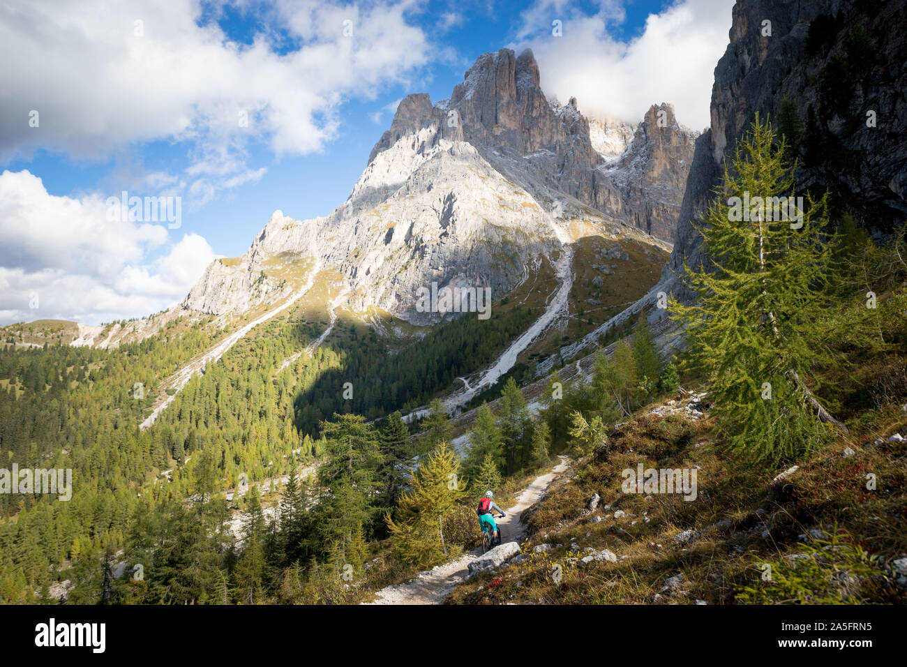 Frau Mountainbiken in den Dolomiten, Italien Stockfoto