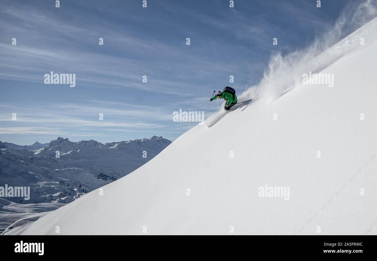 Man Skifahren im Tiefschnee in den österreichischen Alpen, Arlberg, Salzburg, Österreich Stockfoto
