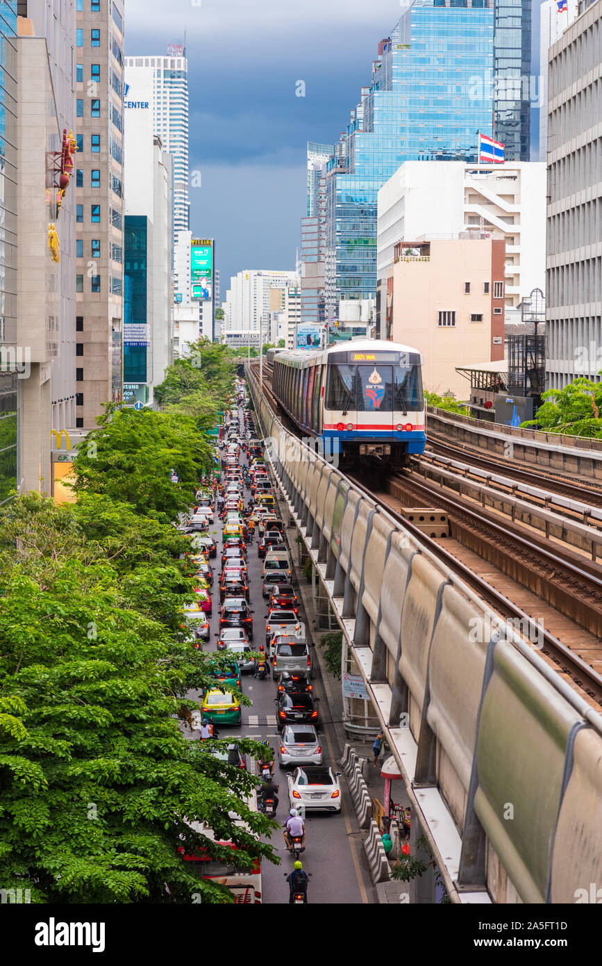 Bangkok, Thailand - 25. Juni 2019: BTS-Zug Station Sala Daeng über Straße Verkehr auf der Silom Road. Eine vertikale Version. Stockfoto