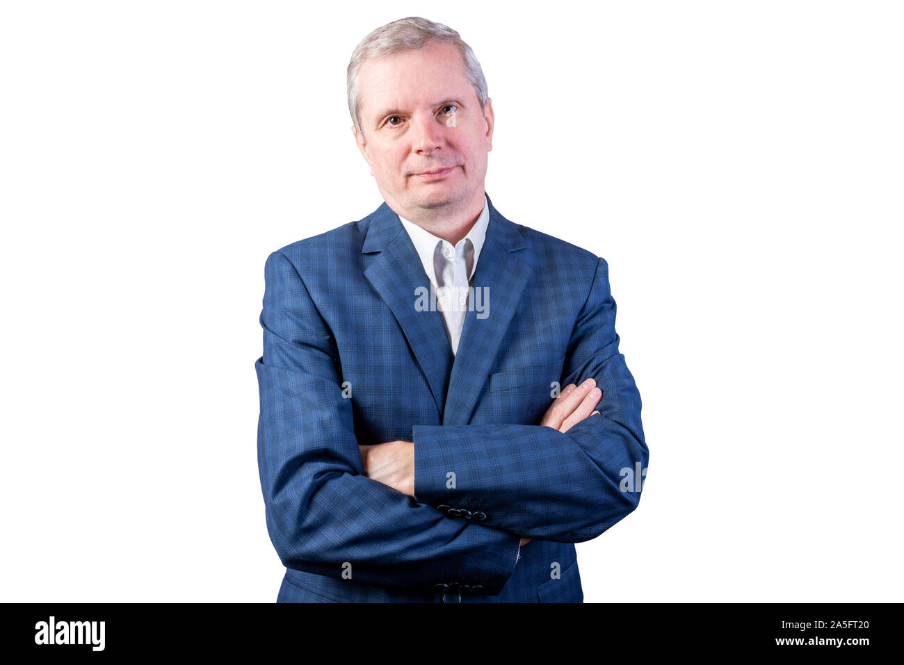 Älterer Mann im Anzug mit verschränkten Armen. Auf einem weißen Hintergrund. Stockfoto