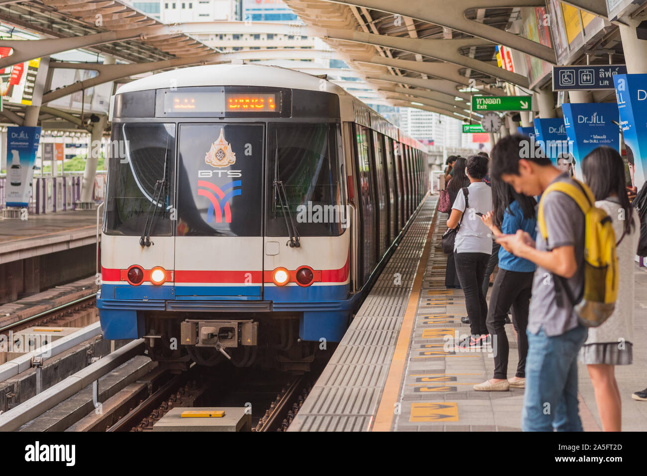 Bangkok, Thailand - 25. Juni 2019: BTS-Zug bei einer Plattform von ratchadamri Station. Stockfoto