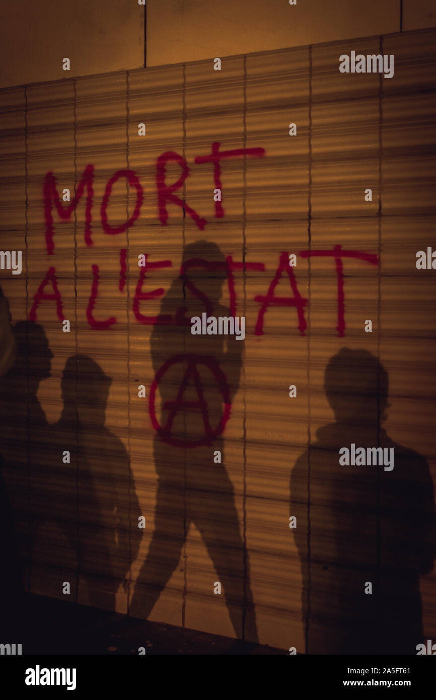 Graffiti auf einer der Wände der wichtigsten Straßen, wo die Demonstranten trafen. In der Graffitti lesen Sie "Tod dem Staat'. Barcelona, Spanien Stockfoto