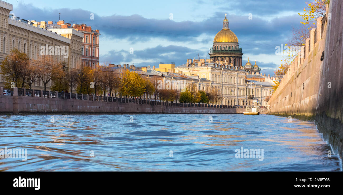 Sankt Petersburg, Russland: St. Isaaks Kathedrale und den Fluss Moyka im Herbst. Stockfoto