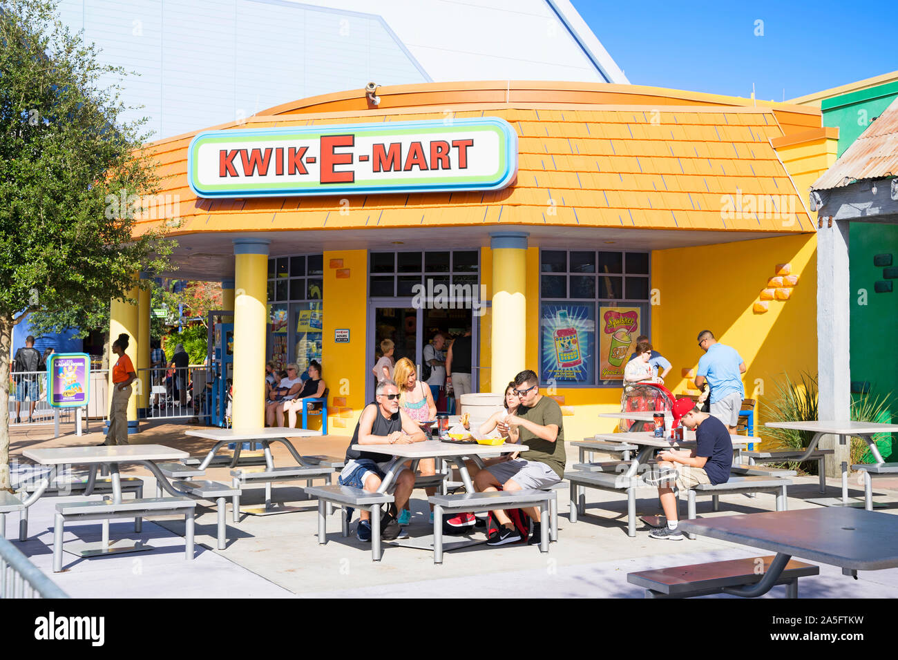 Kwik-E-Mart Eingang, Geschenkeshop, Snacks, Speisen und Getränke und Simpsons Souvenirshop, Universal Studios Resort, Orlando, Florida, USA Stockfoto