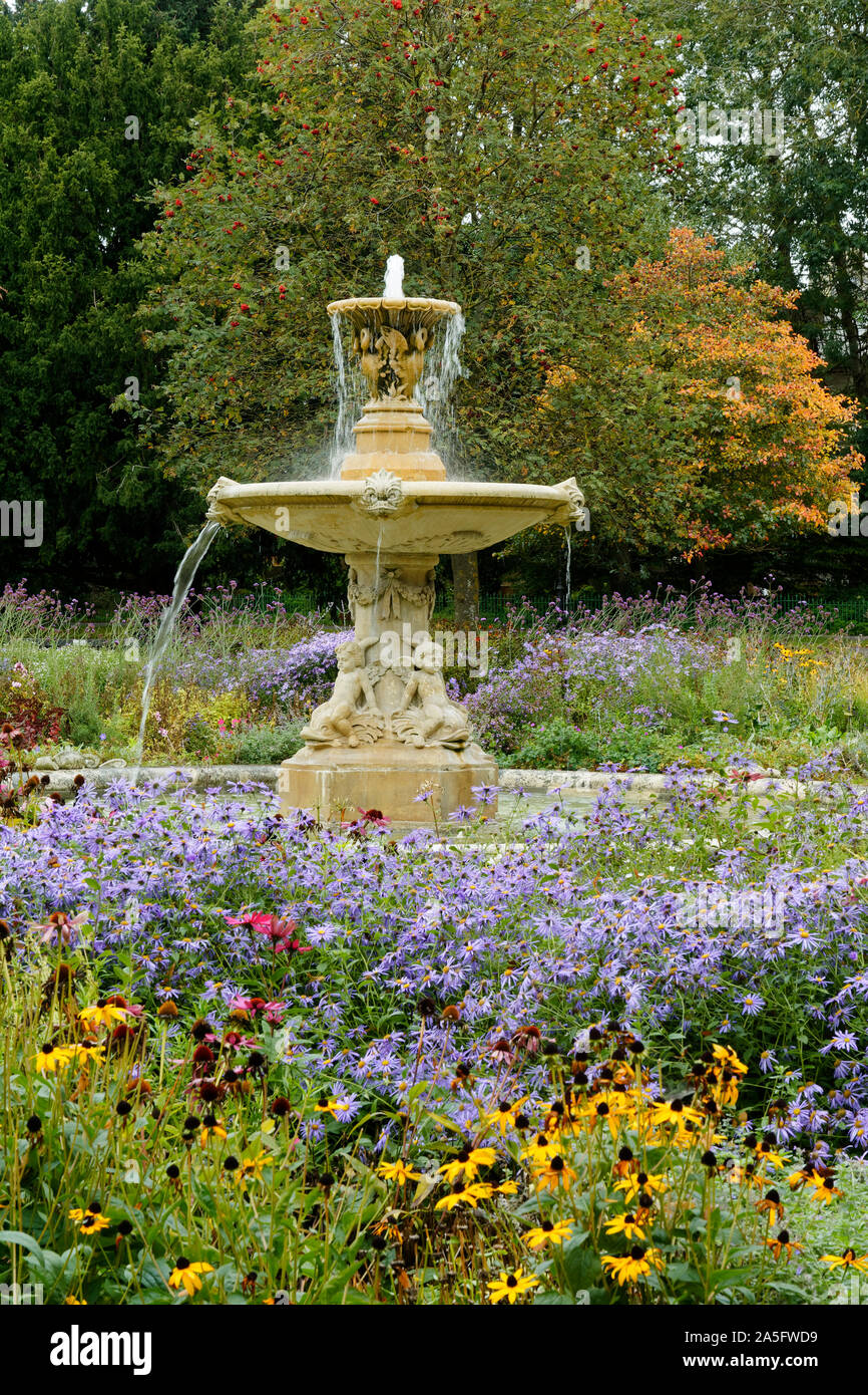 Unwin Brunnen Blumenarrangement, Sandford Park, Cheltenham, Gloucestershire, Großbritannien Stockfoto