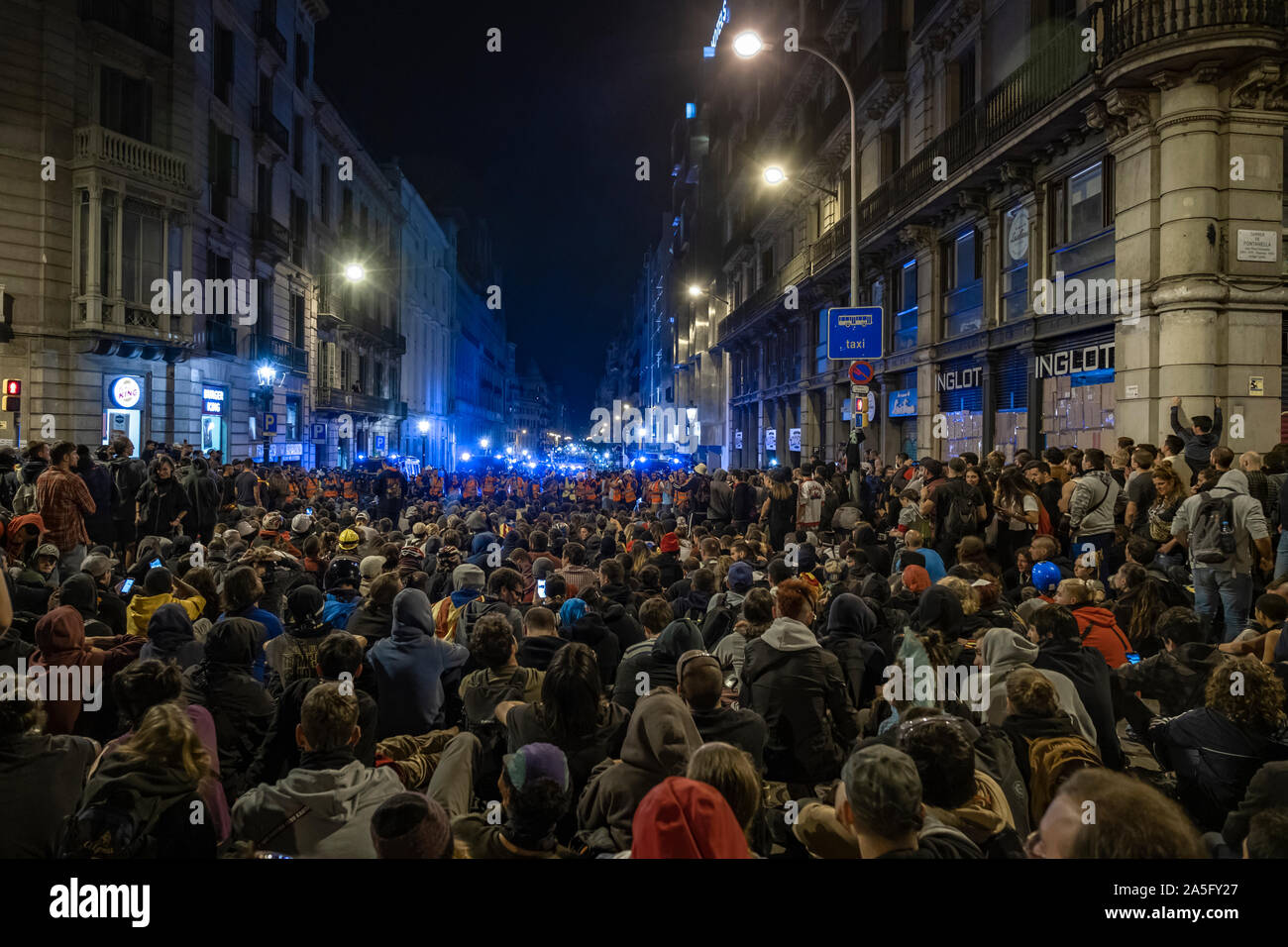 Eine Masse der Demonstranten sitzen vor der Polizei an der Via Laietana während der Demonstration. Sechster Tag des Protestes nach der Bekanntgabe der Sätze durch den Obersten Gerichtshof Spaniens, die der katalanischen Führer und Politiker zu langen Haftstrafen verurteilt. Der Riot Agenten haben wiederholt die Demonstranten um der Central Police Station der Nationalen Polizei in der Via Laietana aufgeladen. Stockfoto