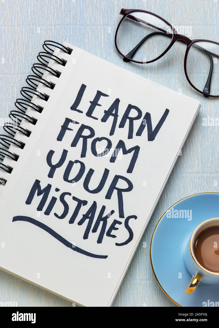 Erinnerung aus ihren Fehlern lernen - Handschrift in einem Skizzenbuch mit einer Tasse Kaffee, Lernen, Entschlossenheit und Ausdauer Konzept Stockfoto