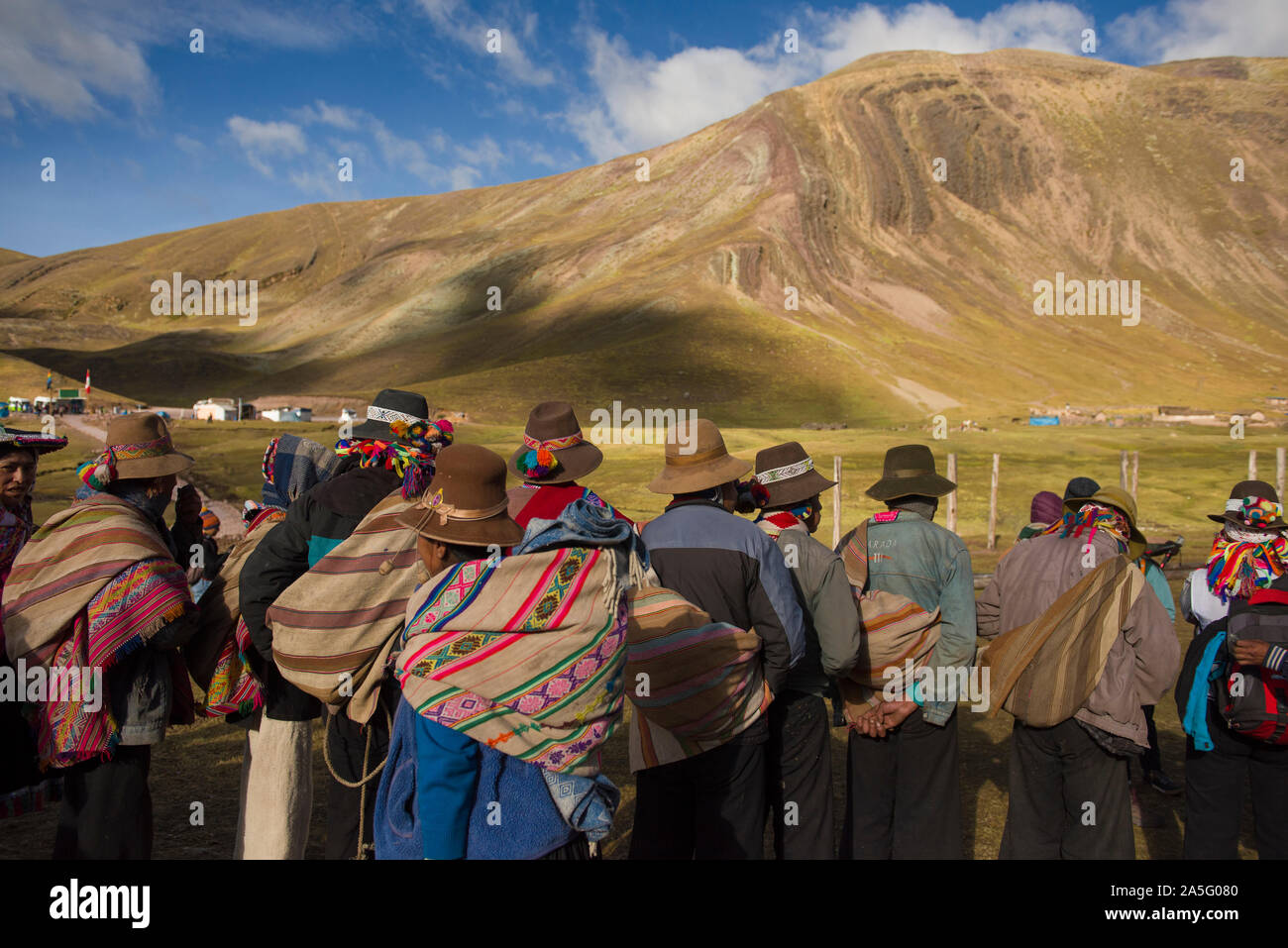Cusipata, Peru - Juni 08, 2017: Traditionelle Peruaner in Gruppe warten auf Touristen warten, um in der Vinicunca (Sieben Farbe Berg) Unterstützung wandern Stockfoto