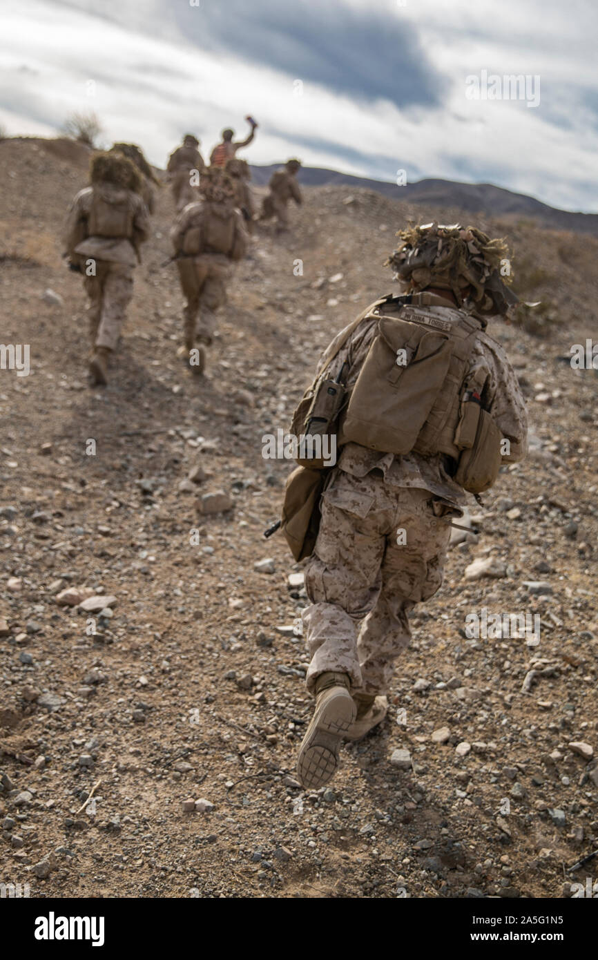 Us-Marines mit 2Nd Platoon, Firma C., 1.BATAILLON, 6 Marine Regiment abbauen Amphibisches Fahrzeuge Angriff auf ein Ziel zu, während eine Mechanisierte Angriff Kurs für integrierte Ausbildung Übung (ITX) 1-20 auf Marine Air Ground Combat Center, Twenty-Nine Palms, Kalifornien, Okt. 16, 2019. Der Zweck von ITX 1-20 ist eine anspruchsvolle, realistische Umgebung, produziert combat ready"-Kräfte, die als integrierte Marine Air Ground Task Force zu erstellen. (U.S. Marine Corps Foto von Cpl. Timothy J. Lutz) Stockfoto