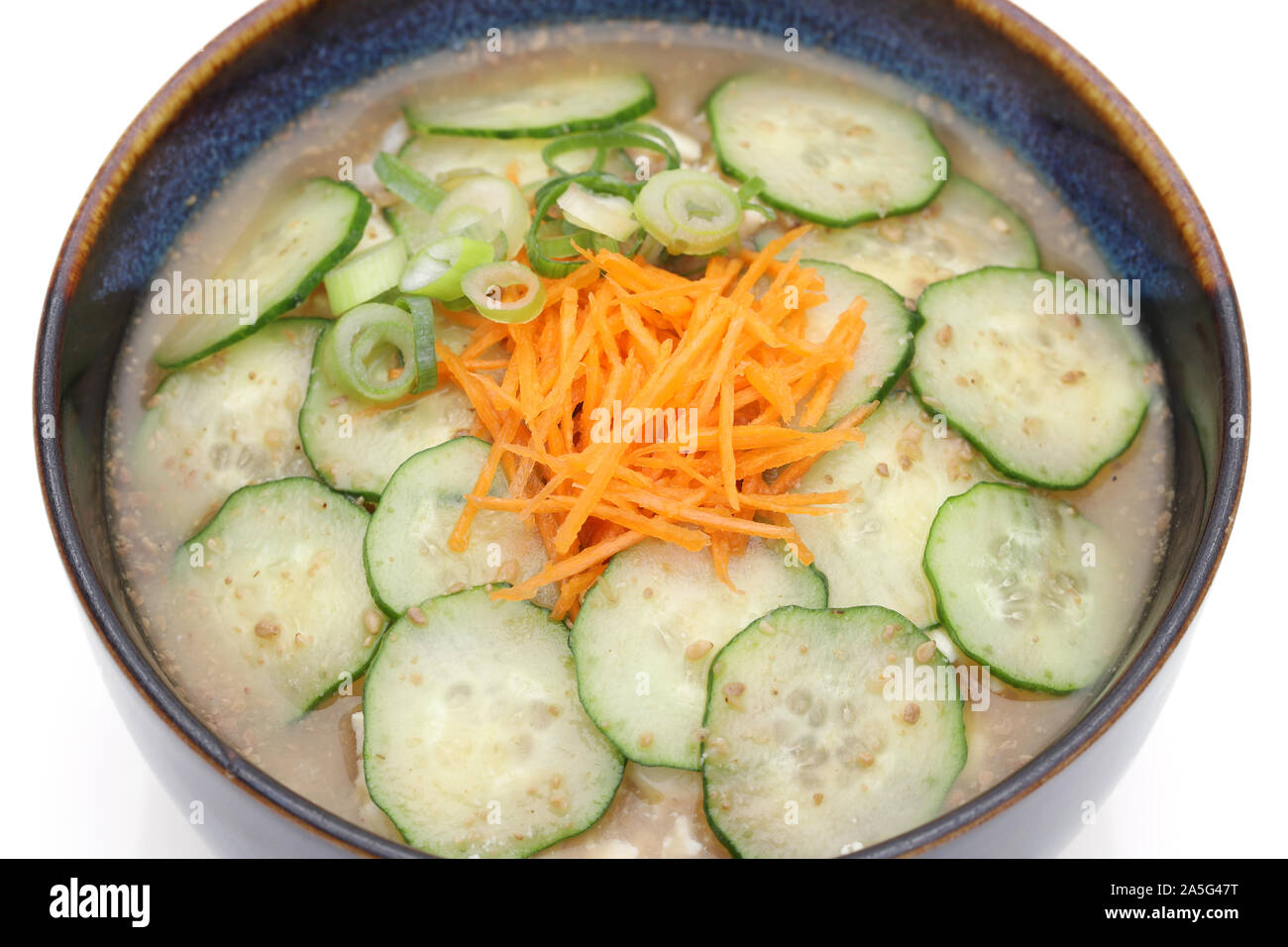 Japanische hiyajiru kalte Misosuppe in eine Schüssel geben. Stockfoto