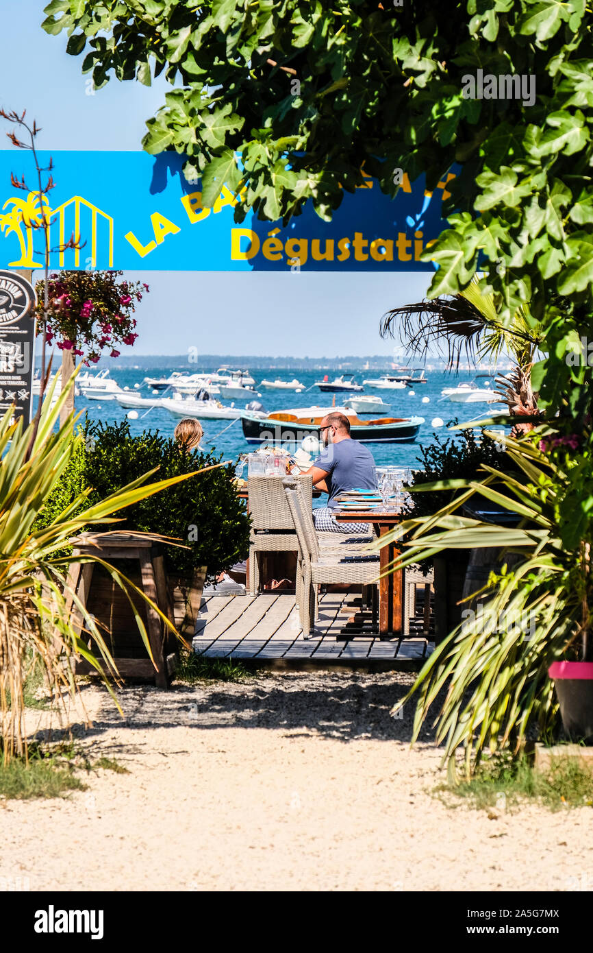 Eine kleine Open air Restaurant im französischen Küsten Fischerdorf L'Herbe von Atlantischen Ozean Stockfoto