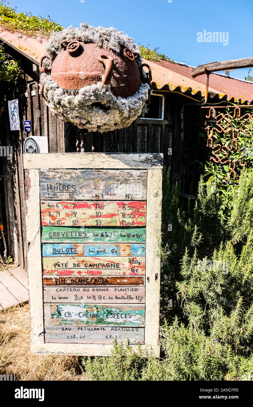 Lebensmittel Menü vor einem Restaurant an der französischen Küste Fischerdorf L'Herbe von Atlantischen Ozean Stockfoto